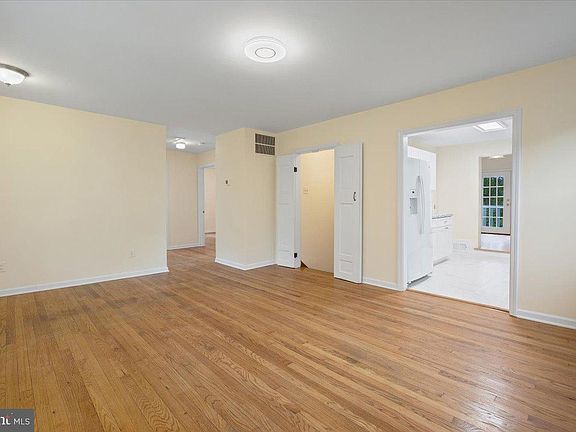 4th image of 1604 Crawford Dr