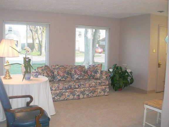 Light-filled Living area w/ new carpeting