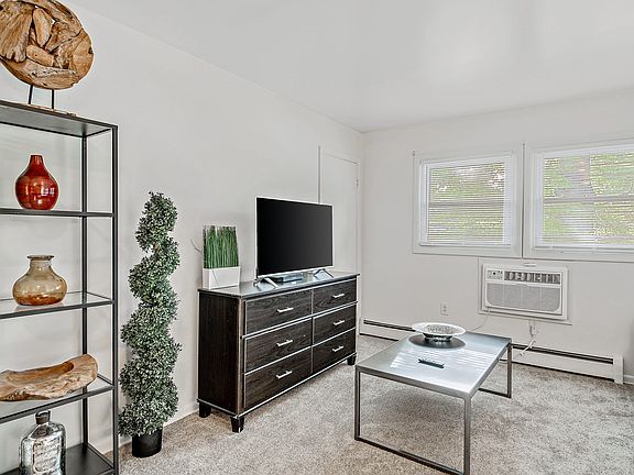 3rd image of 433 Willow St APT 16