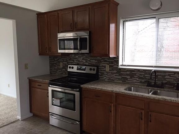 3rd image of 773 Kingston Dr