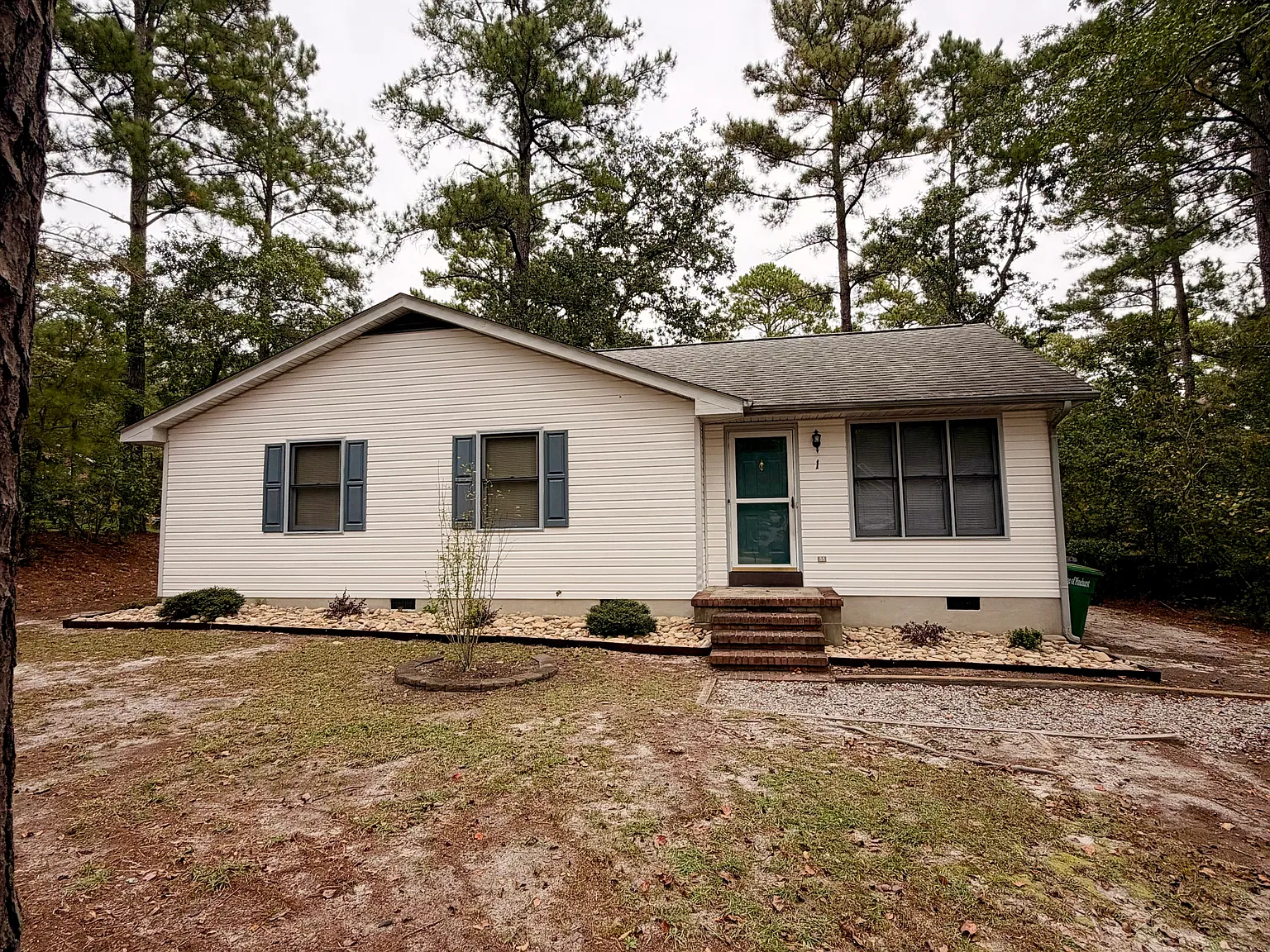 3 bed, 1200 sqft, $1,650 — Photo 1