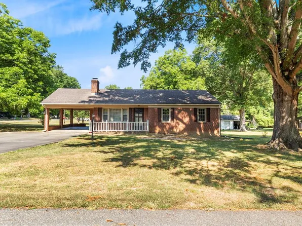 1035 Highland Hills Dr, Halifax, VA 24558