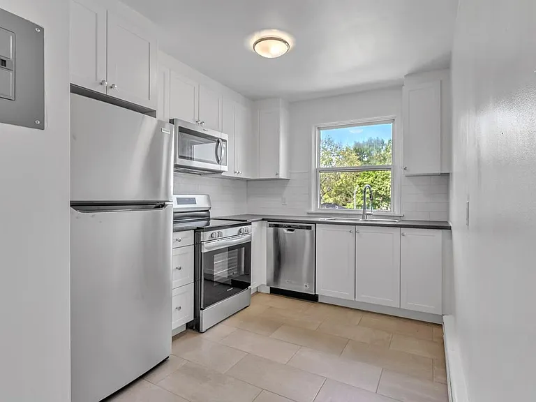 389 Yonge St — Photo 1