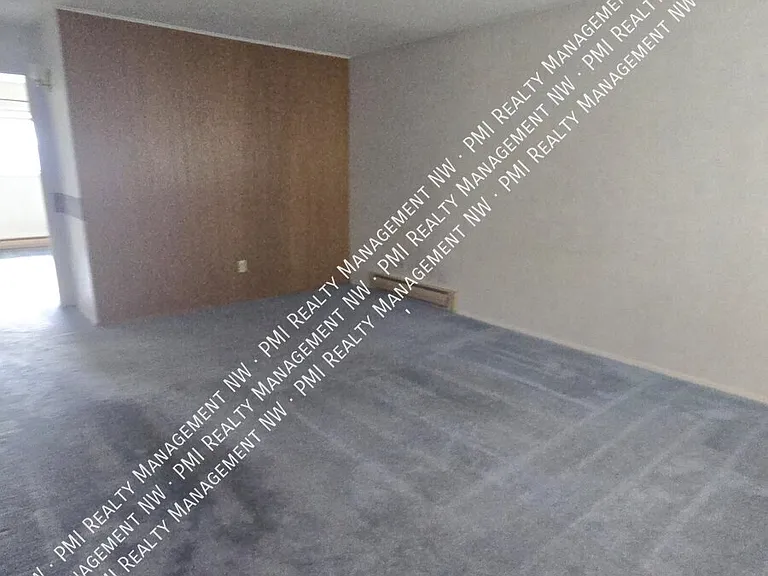 635 6th St W #12 — Photo 4