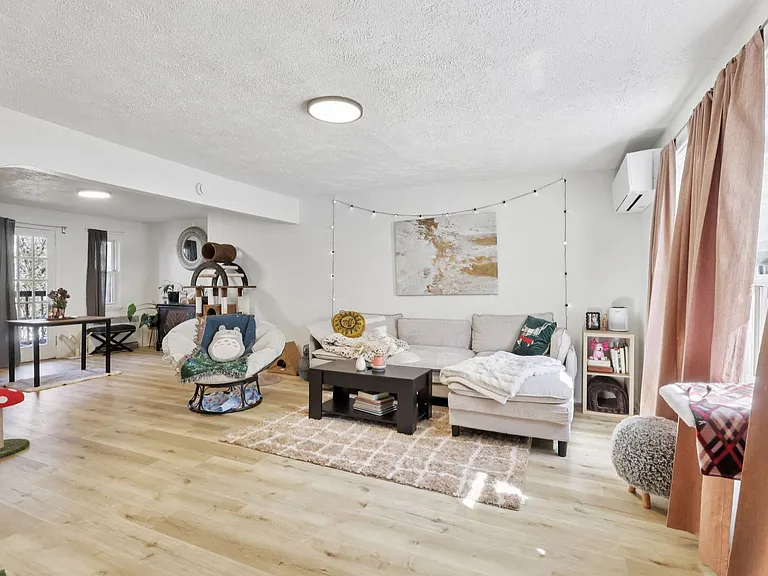 Charming 1, 2, and 3-Bedroom Townhomes in a Quiet Pittsburgh Neighborhood — Photo 66
