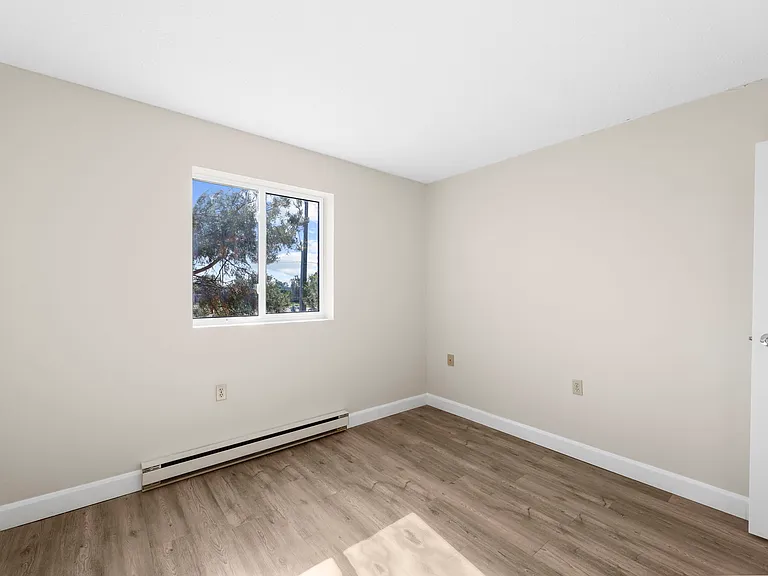 805 Grand Ave W — Photo 16