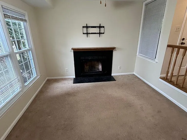 2919-F S Woodstock St #F — Photo 8