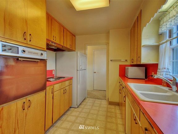 5th image of 1304 4th Ave NW