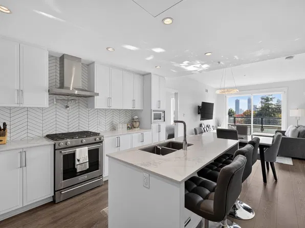 4477 Hastings St #508, Burnaby, BC V5C 0L6