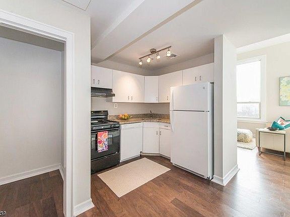 2nd image of 15 Glenridge Ave APT 24
