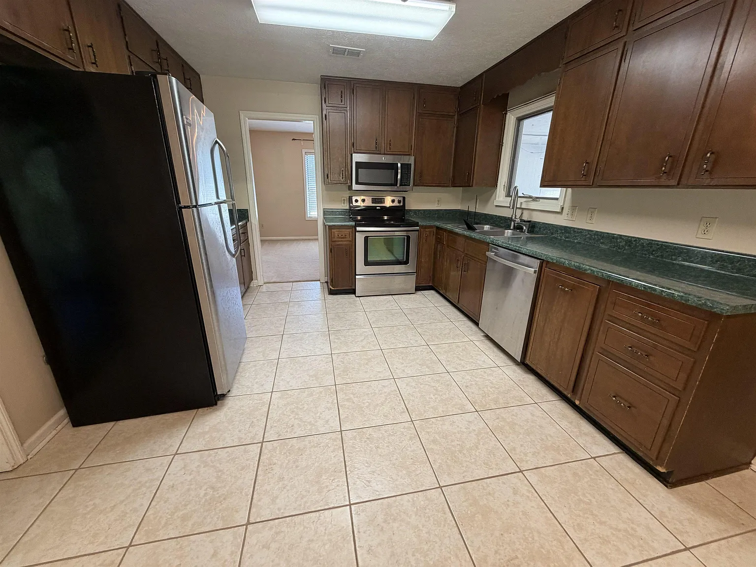 3 bed, 1924 sqft, $2,500 — Photo 3