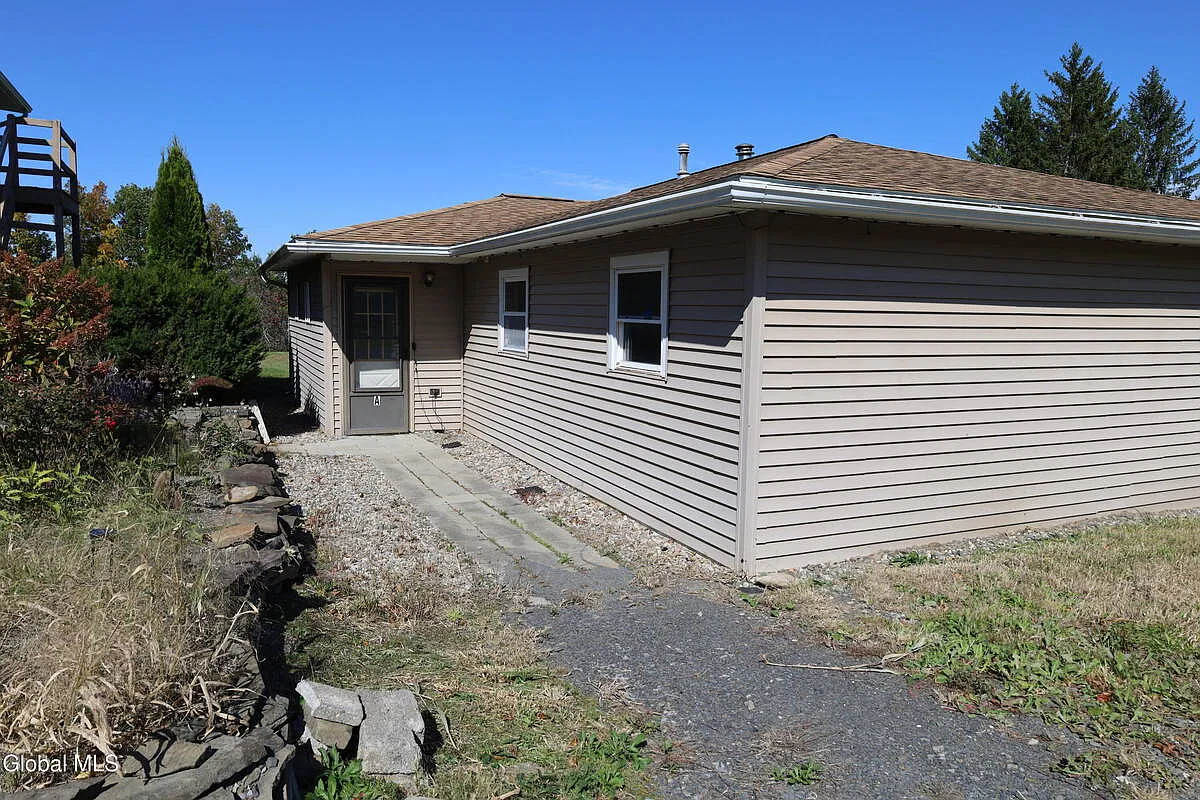 3 bed, 1.0 bath, 1100 sqft, $2,400 — Photo 2