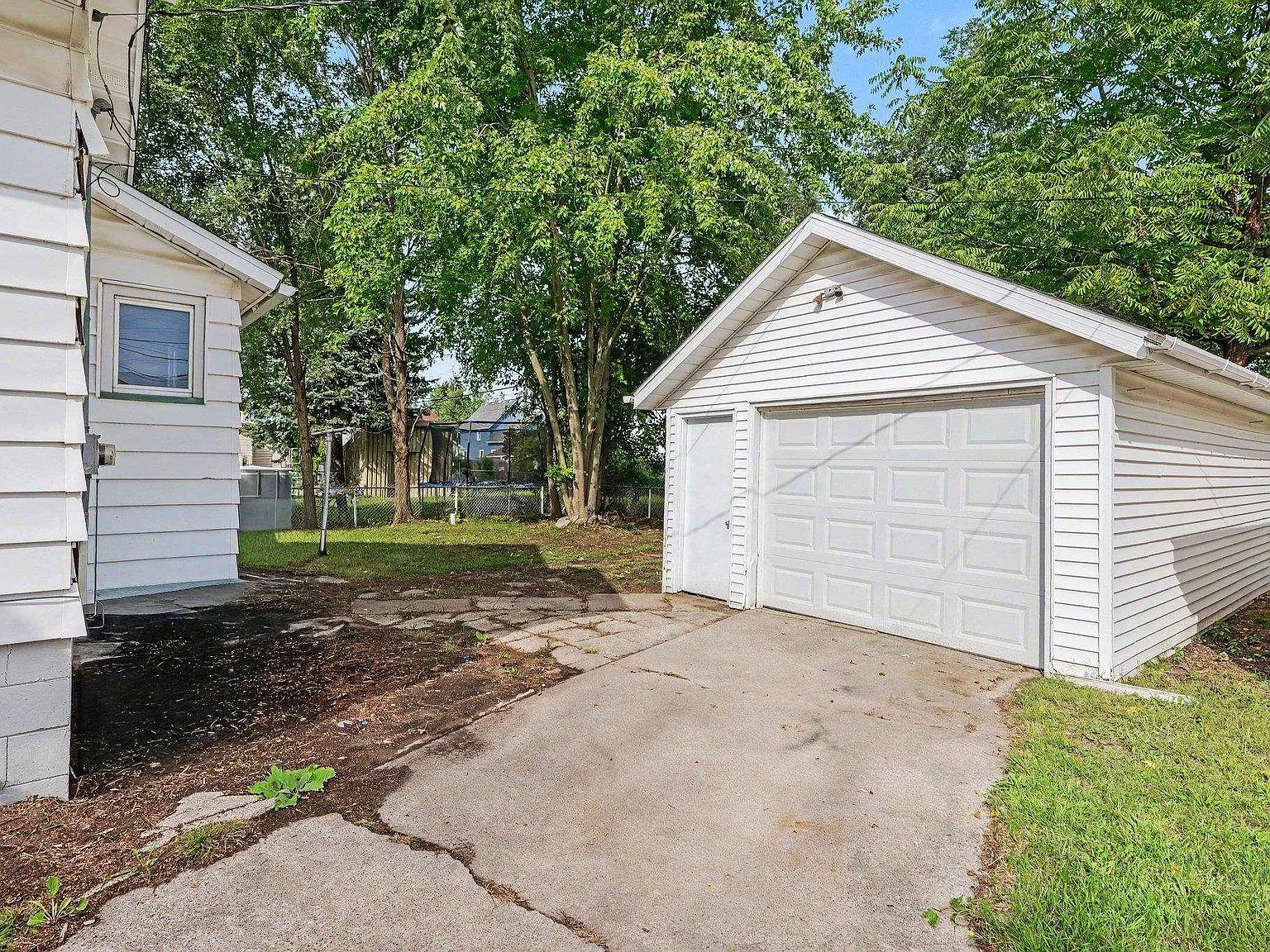 4 bed, 1.0 bath, 1104 sqft, $1,435 — Photo 3