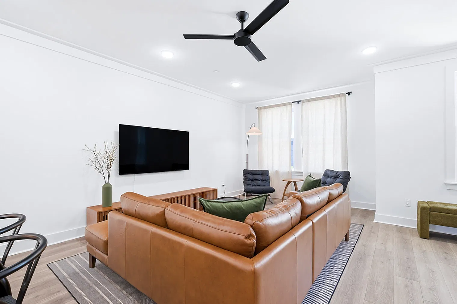 4 bed, 3.0 bath, 1980 sqft, $2,486 — Photo 3