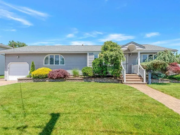 65 Amsterdam Avenue, West Babylon, NY 11704