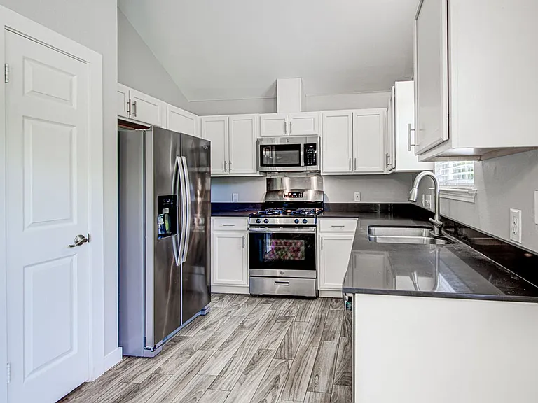 1302 Crete Ln — Photo 11
