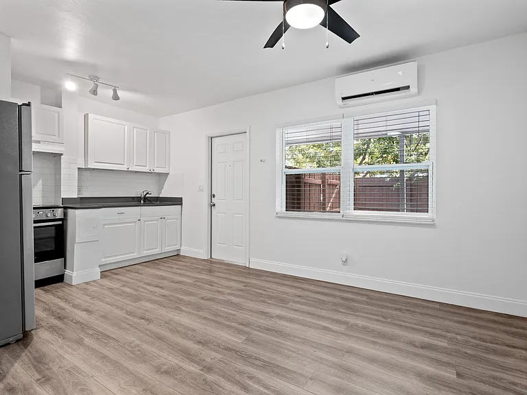 1100 NE 11th Ave #4 — Photo 2