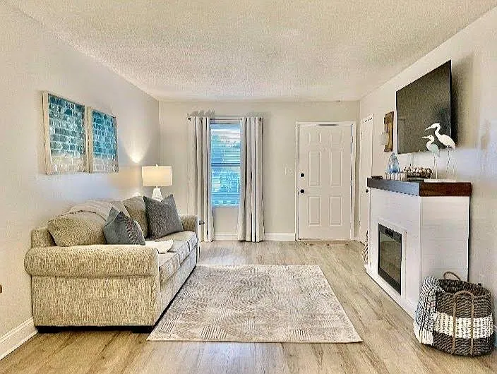 2 bed, 900 sqft, $1,325 — Photo 2