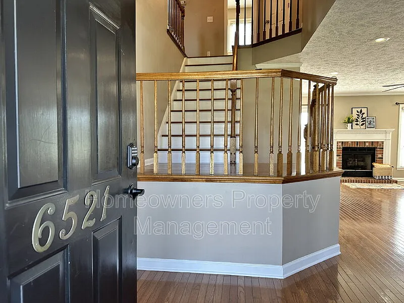 3 bed, 2.5 bath, 2418 sqft, $2,100 — Photo 2