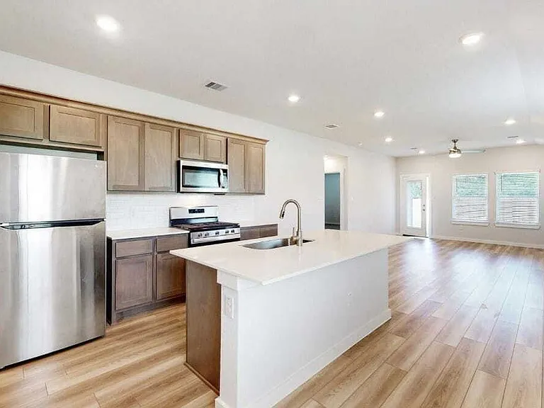 1010 Amistad Loop — Photo 2
