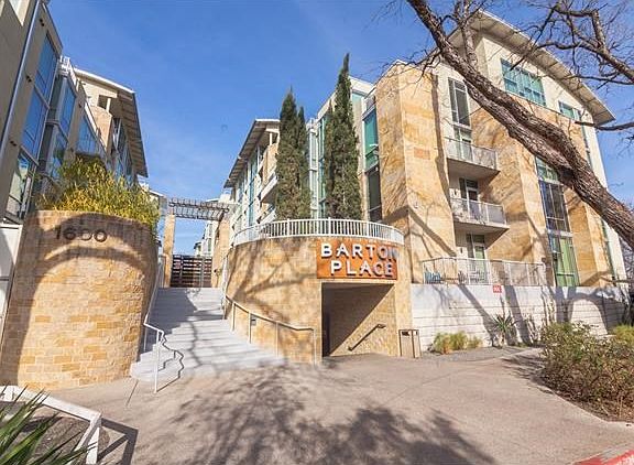 Beautifully landscaped and maintained complex!