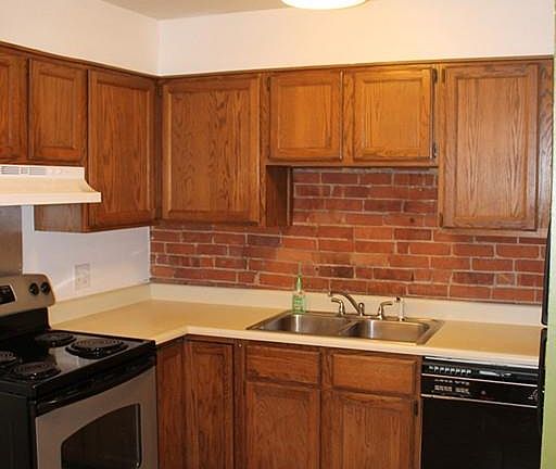 5th image of 76 Temple St APT 2