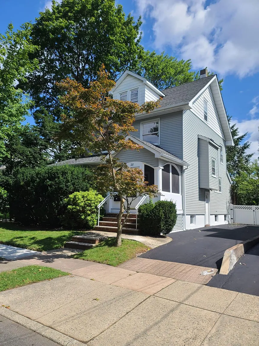 28 Maple Pl photo 1
