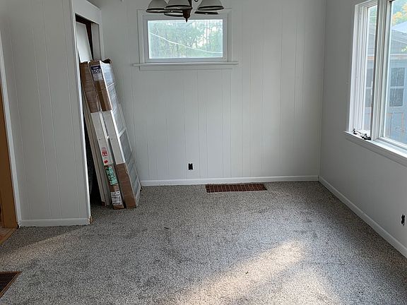 3rd image of 32 Douglas St