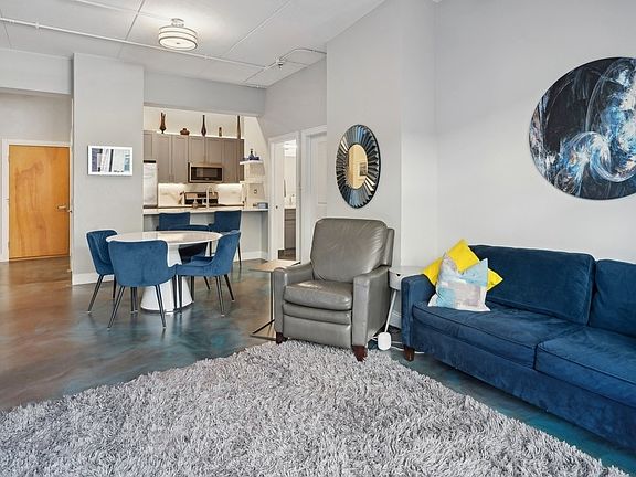 3rd image of 4846 N Clark St APT 204N