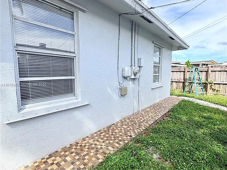1116 N 61st Ave — Photo 16