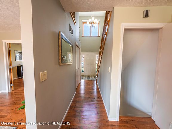 2nd image of 218 Oakwood Dr