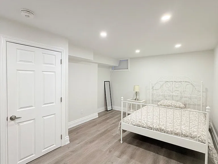 3477 Riverspray Cres — Photo 21