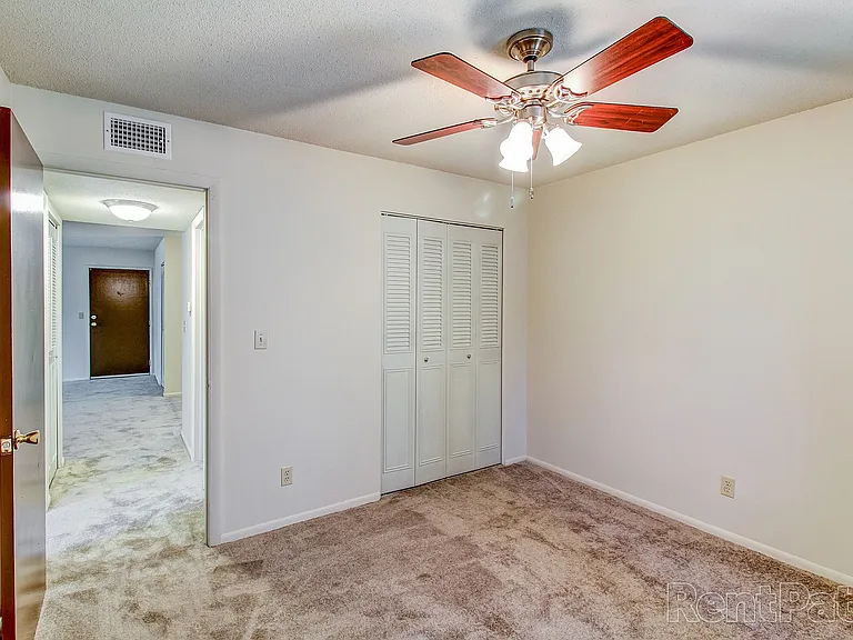 El Chaparral Apartments — Photo 8