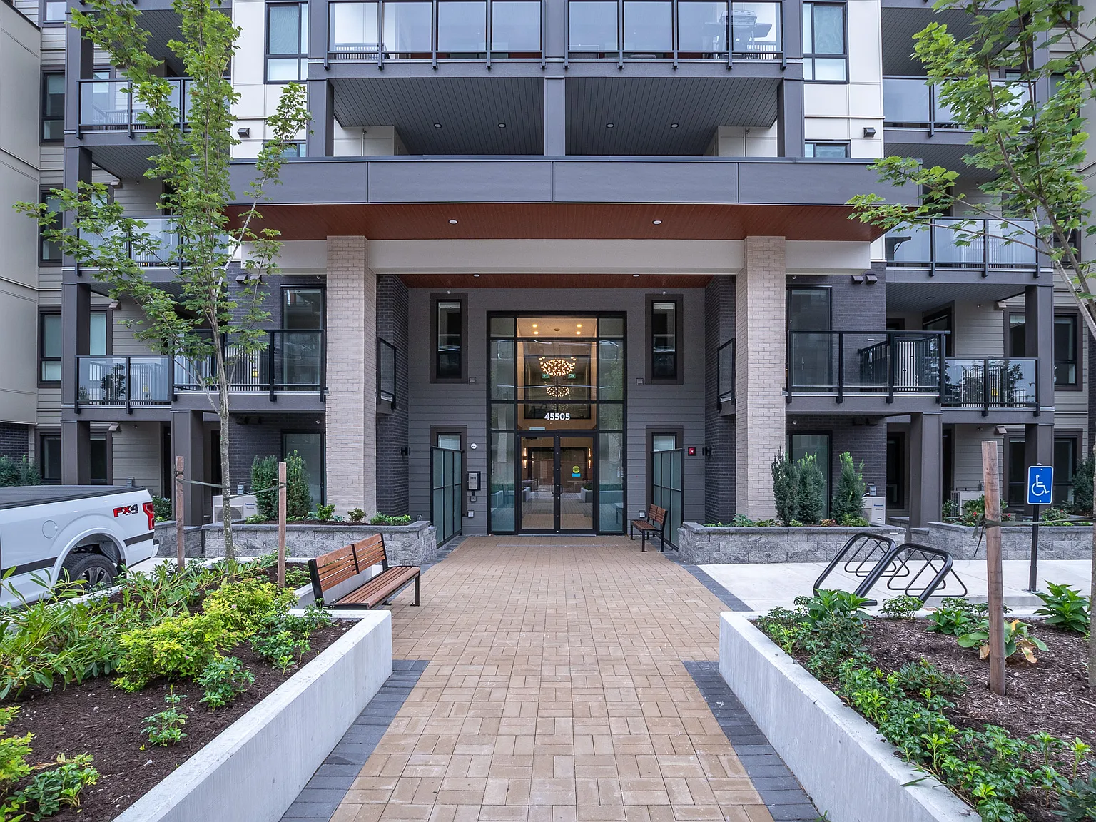 1 bed, 650 sqft, $4,350 — Photo 3