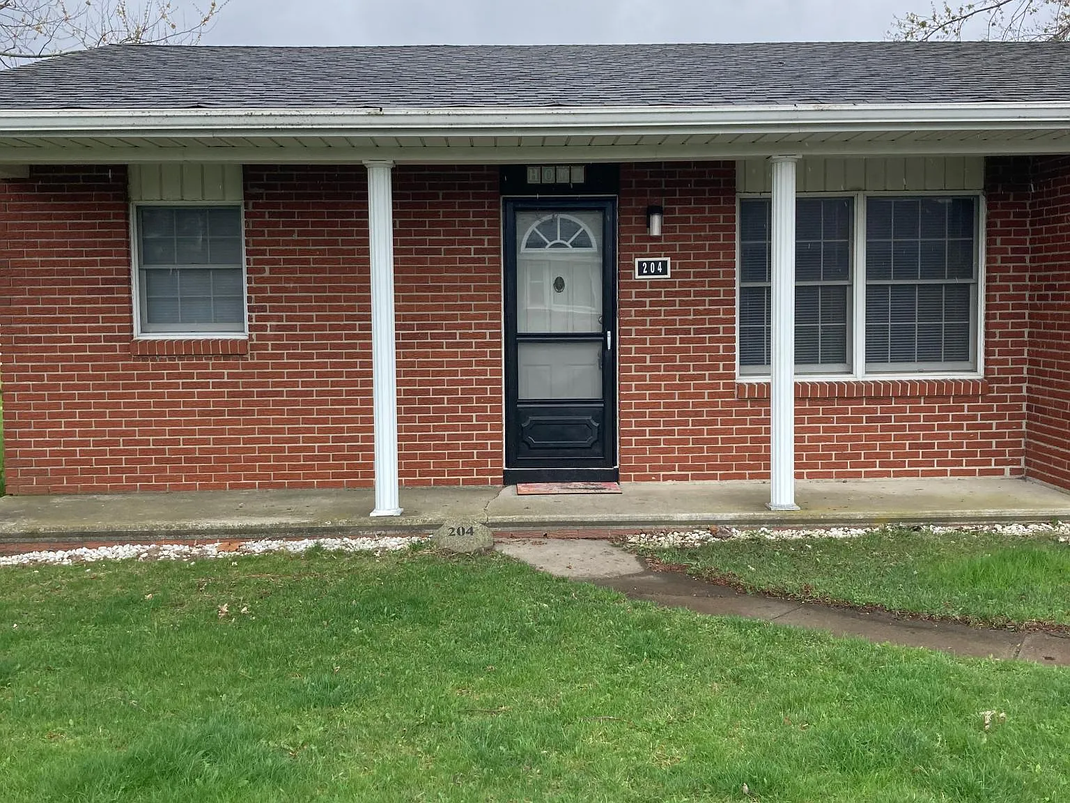 204 Karen St — Photo 1