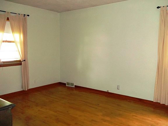 4th image of 622 Western Ave