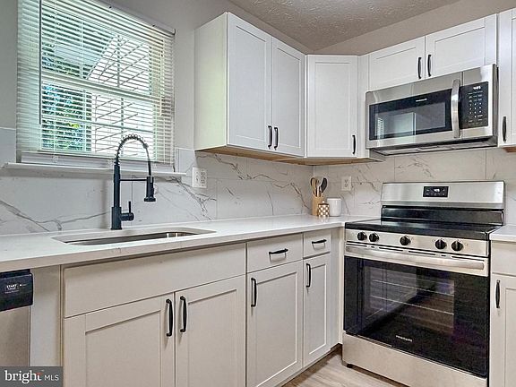 2nd image of 16 Chinaberry Ln