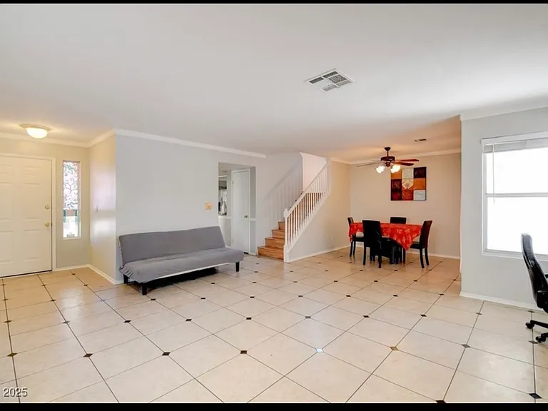 4053 Hazelridge Dr — Photo 2