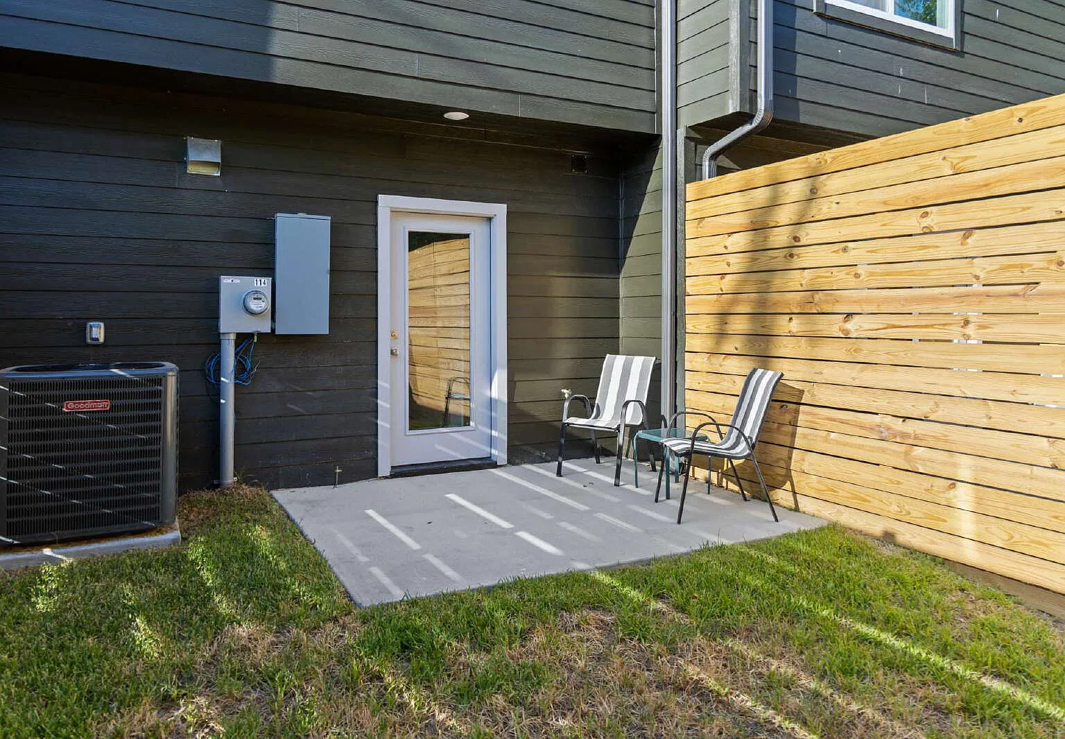 2 bed, 1.5 bath, 1113 sqft, $2,000 — Photo 3
