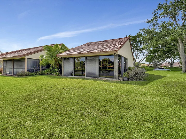 5531 Parkwalk Cir E — Photo 28
