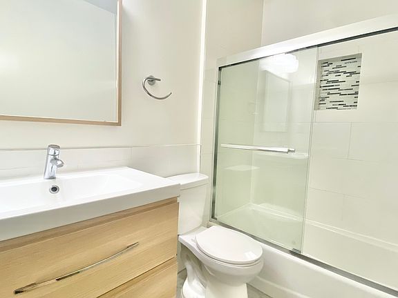 5th image of 3842 Ingraham St #204