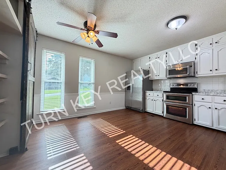 2221 Diane Dr — Photo 6