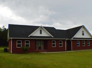 557 Lakepointe Dr, Chipley, FL 32428