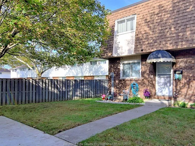 5468 Lassaline Ave — Photo 1