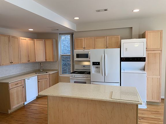 4th image of 1329 N Oakley Blvd #2