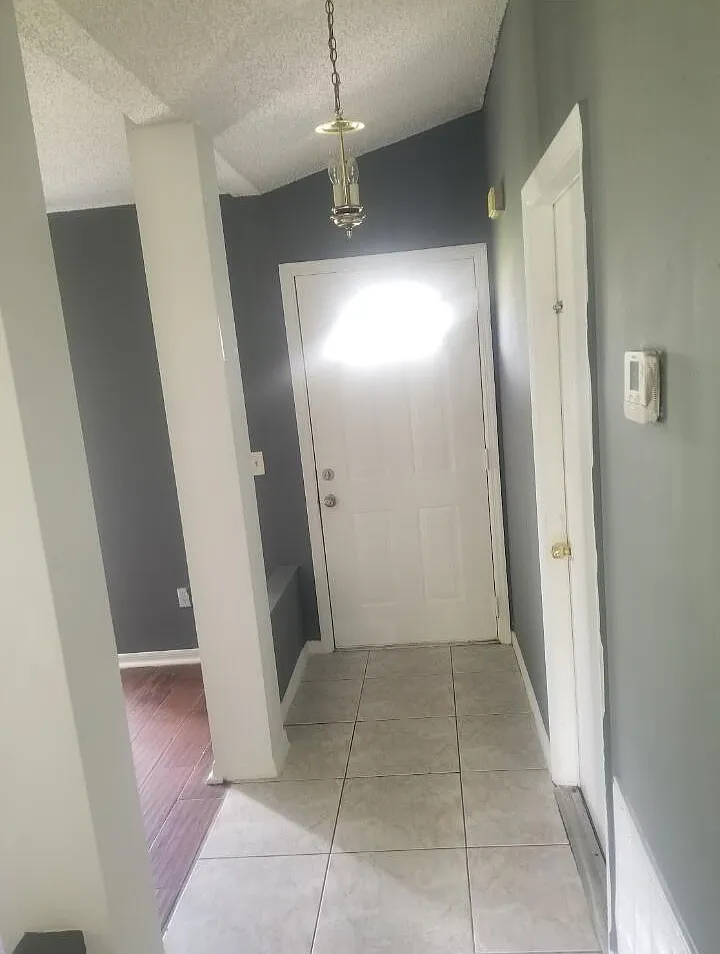 3 bed, 2.0 bath, 1383 sqft, $2,500 — Photo 2