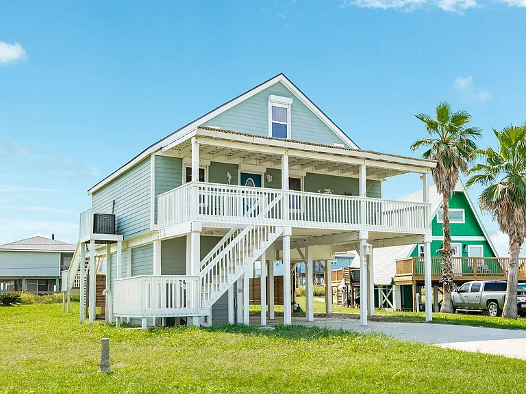 805 Seashell Dr — Photo 2