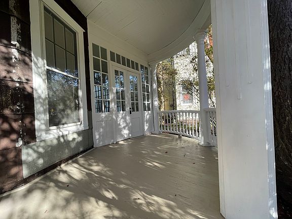 3rd image of 912 W 1st St