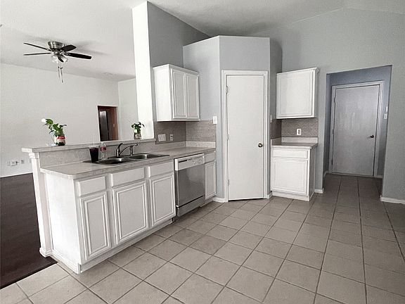 5th image of 4832 Fox Ridge Ln
