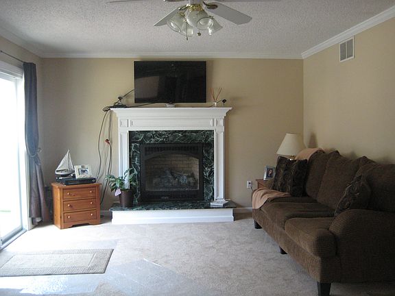2nd image of 858 Columbus Dr